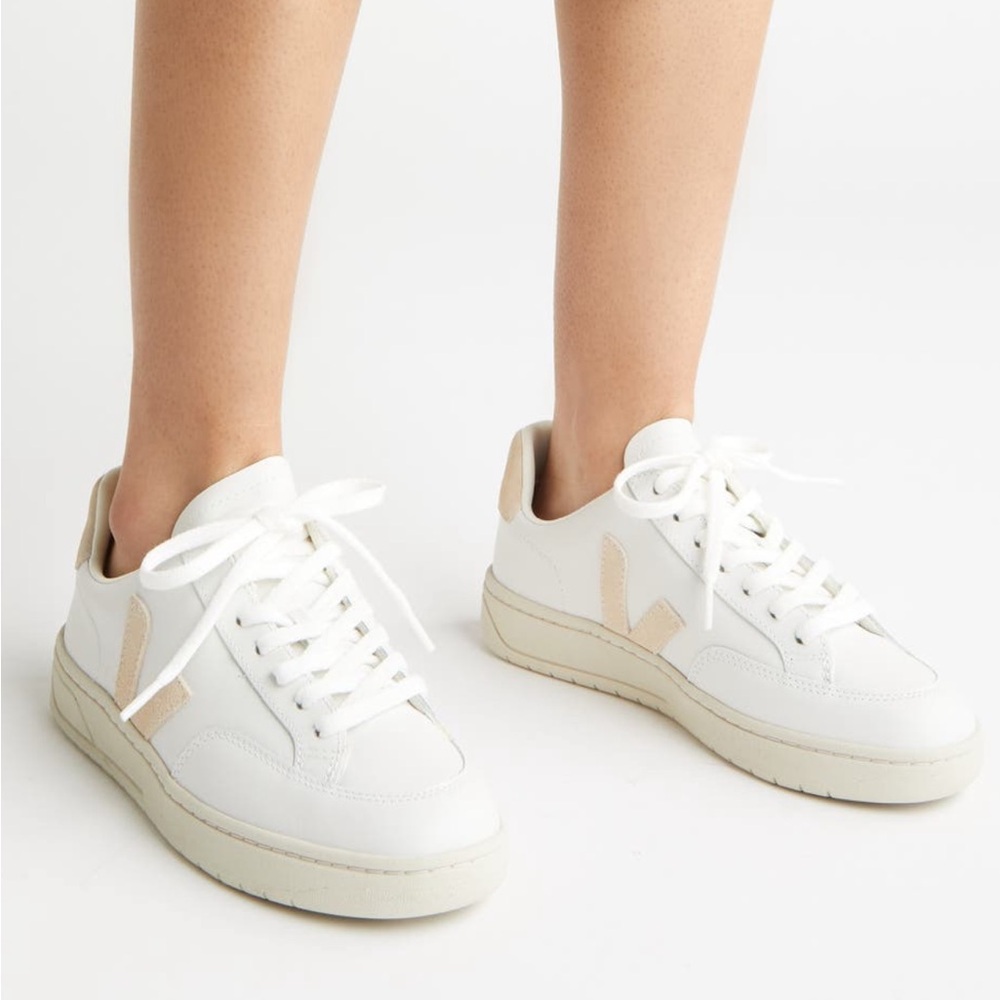 Veja Women's V-12 Cream and White Sneakers, size 8, size 39